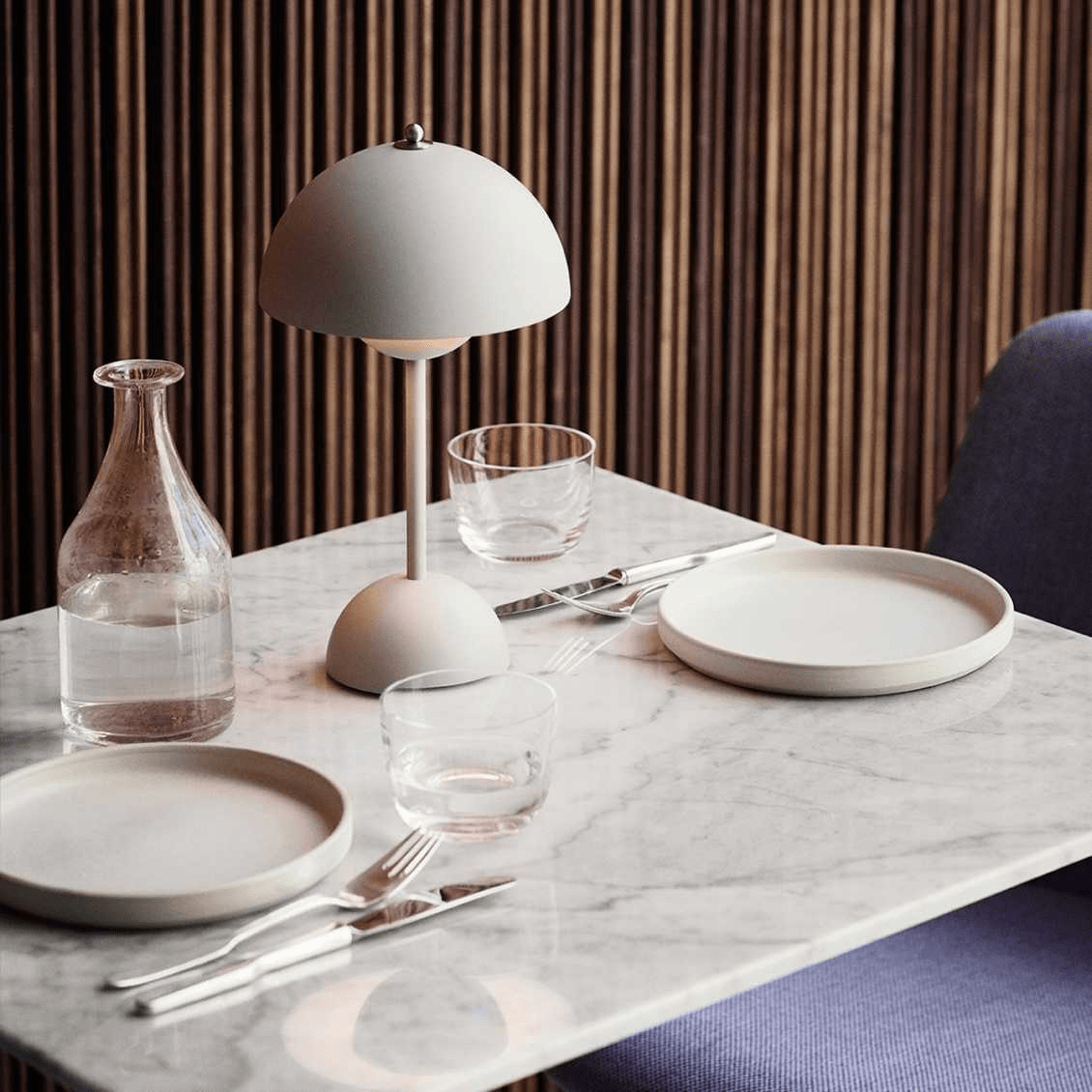 מנורת LED שולחנית – פשטות מודרנית ופונקציונליות