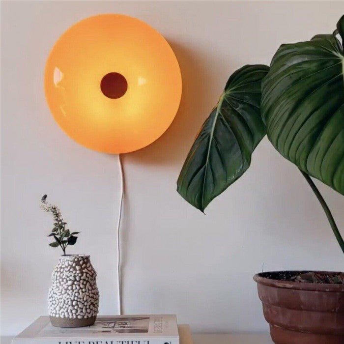 Vägg- och bordslampa - originalitet och förfining