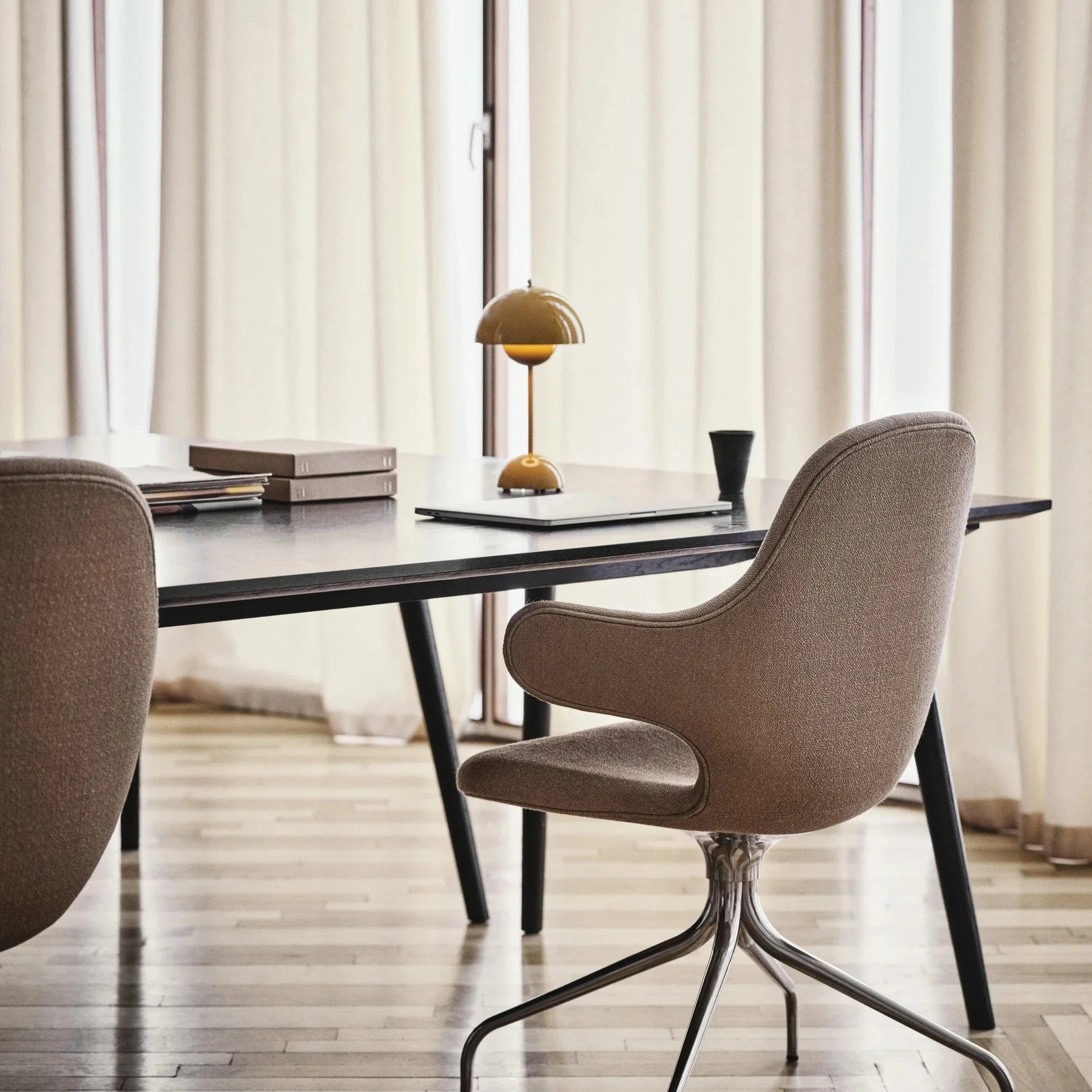 מנורת LED שולחנית – פשטות מודרנית ופונקציונליות