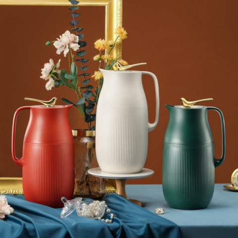 Carafe Thermique Moderne — Style Raffiné Et Fonction Pratique