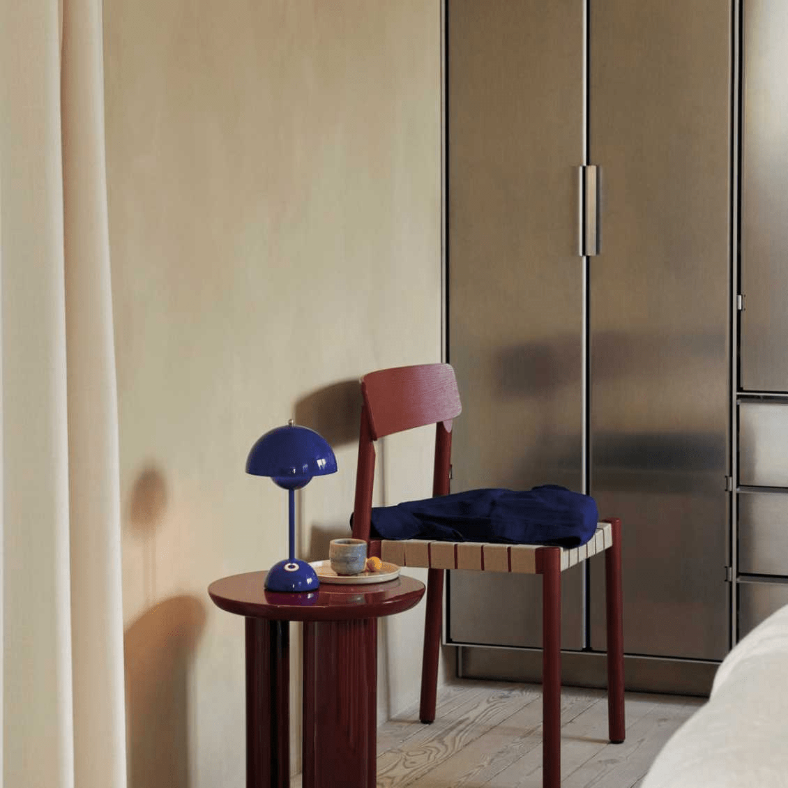 מנורת LED שולחנית – פשטות מודרנית ופונקציונליות