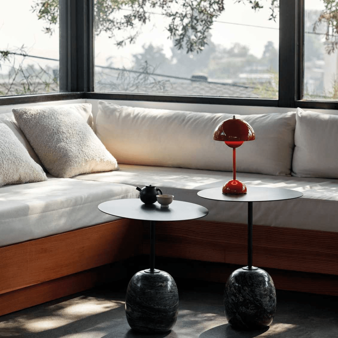 מנורת LED שולחנית – פשטות מודרנית ופונקציונליות