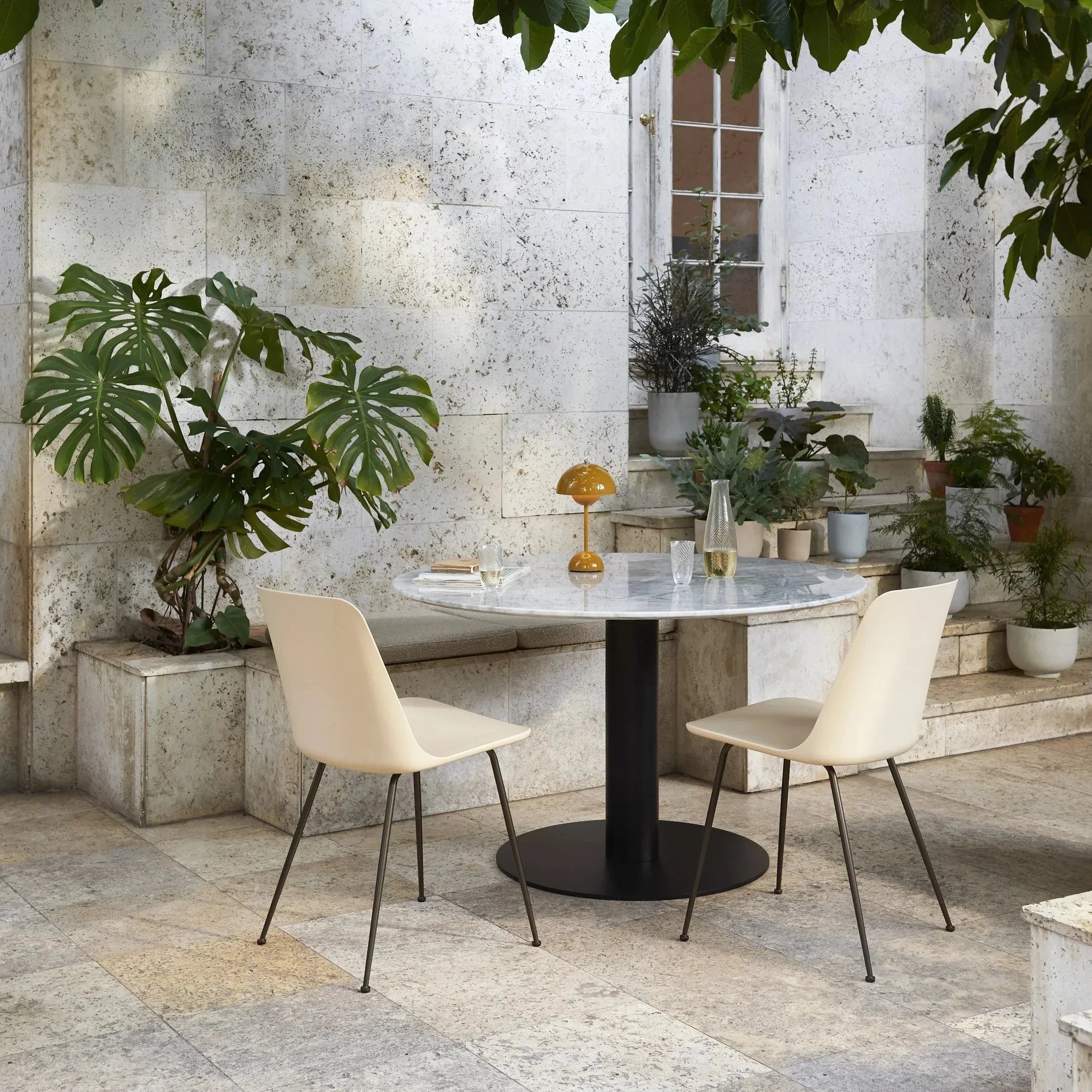 מנורת LED שולחנית – פשטות מודרנית ופונקציונליות