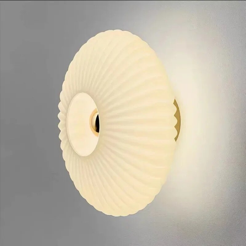 Aplique de Parede em Vidro Ondulado – Elegância e Luz Suave