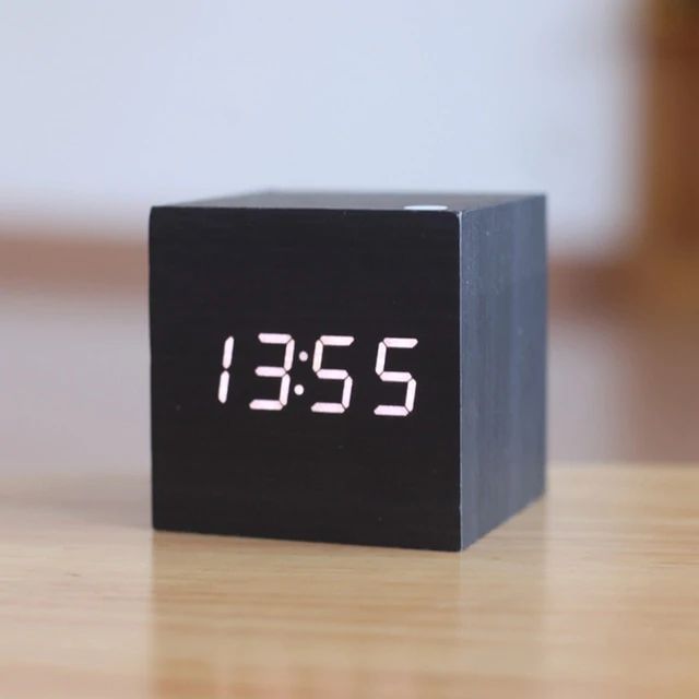 Kube Digital Klokke – Minimalistisk Design Og LED-skjerm 