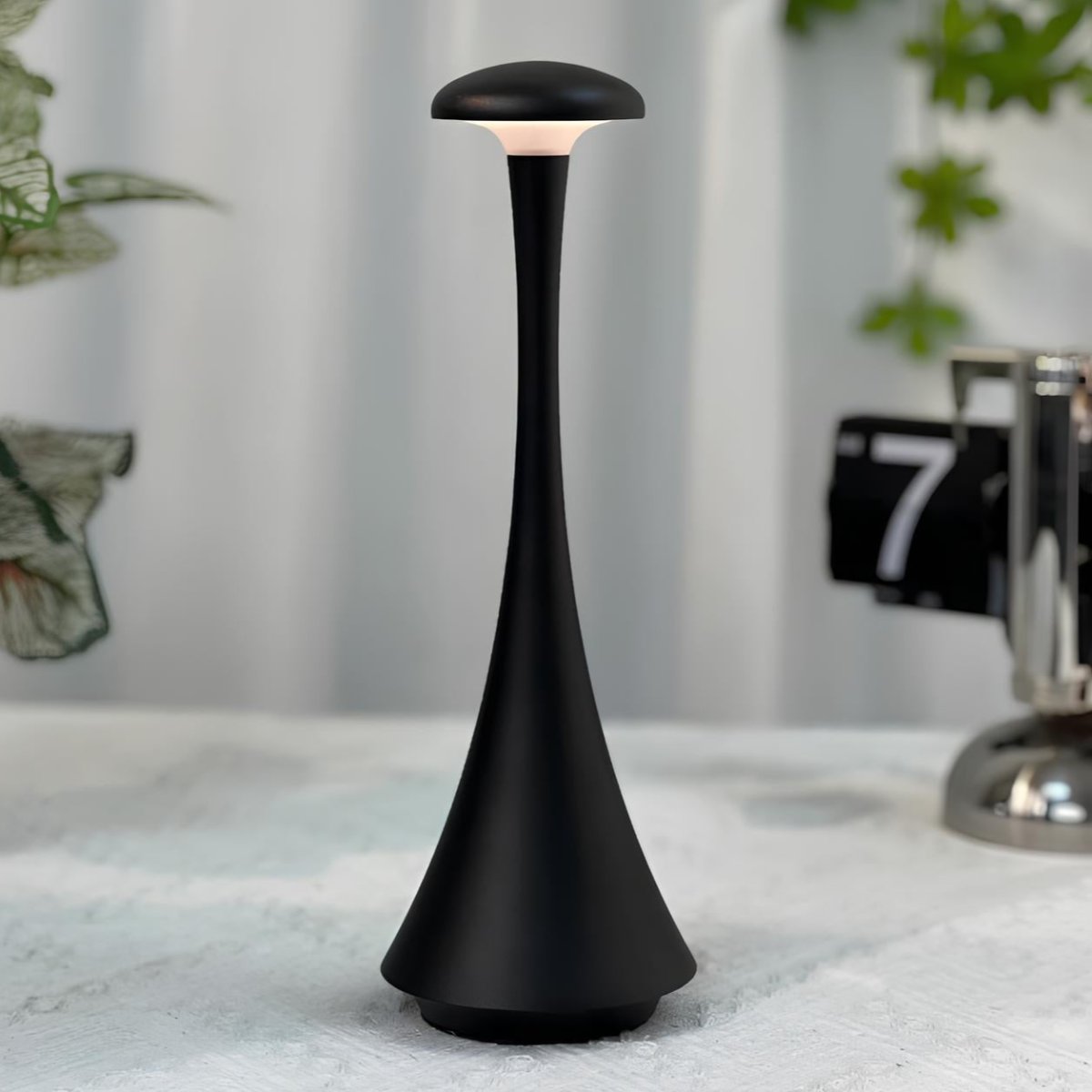 Lampada da Tavolo Slanciata – Eleganza e Modernità 