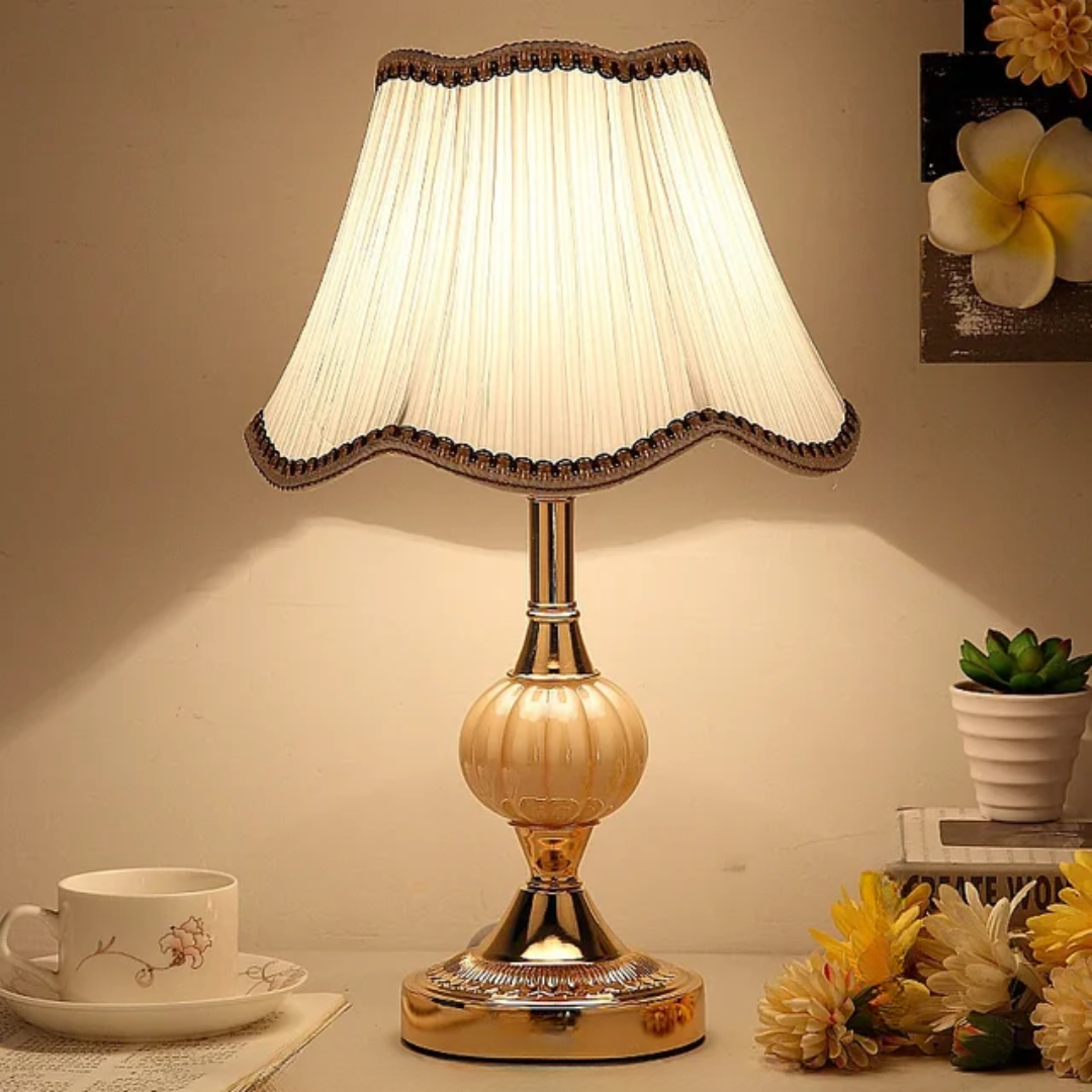 Dekoratívna stolná lampa – vintage štýl a nadčasová elegancia 