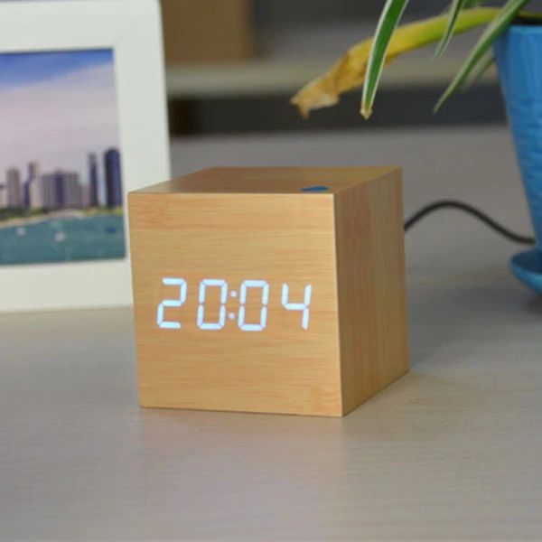 Kube Digital Klokke – Minimalistisk Design Og LED-skjerm 