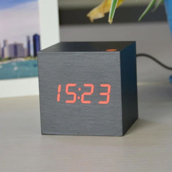 Kube Digital Klokke – Minimalistisk Design Og LED-skjerm 