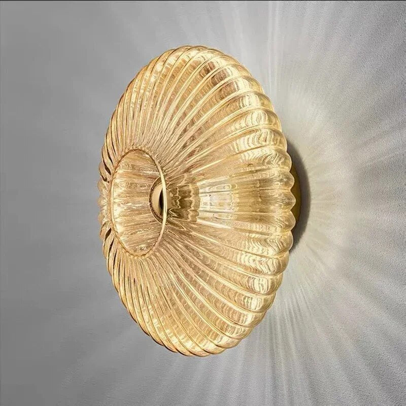 Wandleuchte aus gewelltem Glas – Eleganz und sanftes Licht 