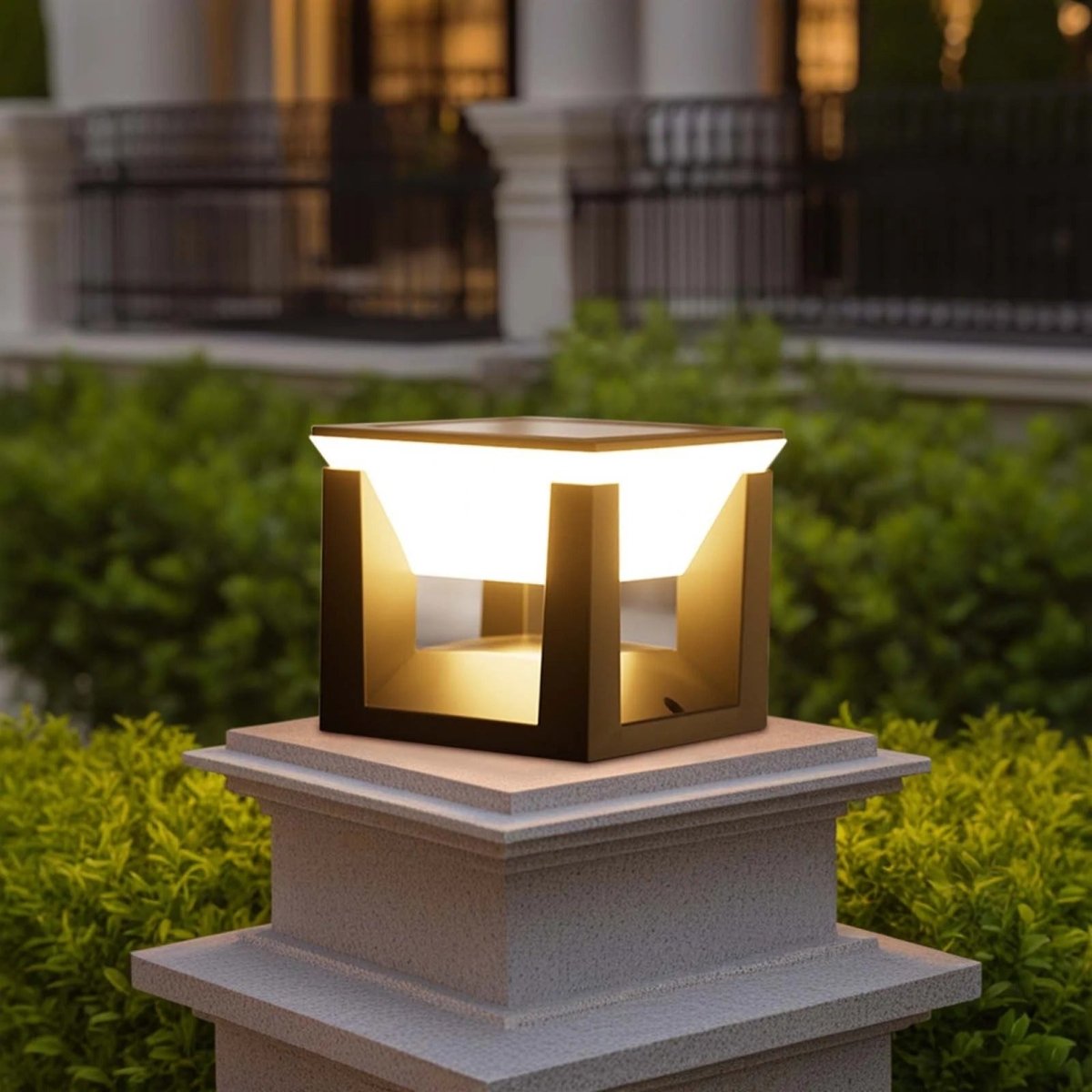 Lampe Solaire Extérieure — Forme Carrée & Finition Moderne
