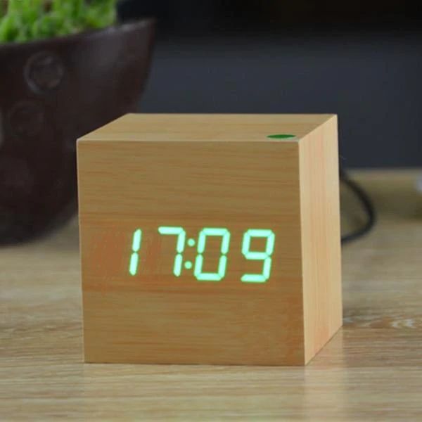 Kube Digital Klokke – Minimalistisk Design Og LED-skjerm 