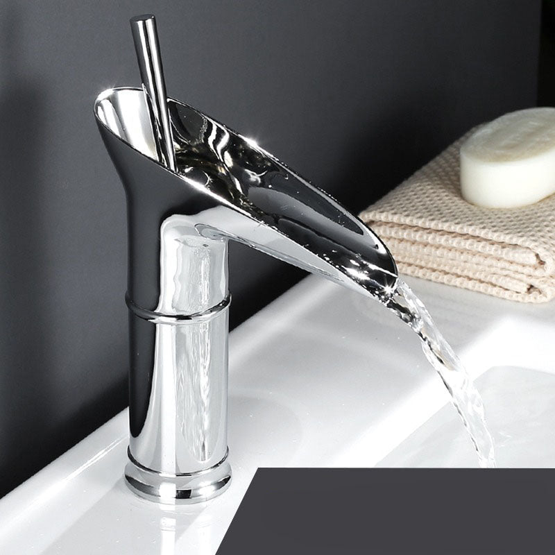 Grifo de Cascada para Baño – Estilo Antiguo y Elegante 