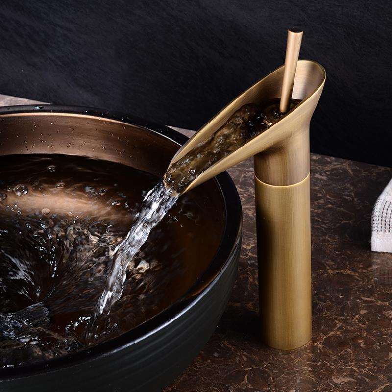 Grifo de Cascada para Baño – Estilo Antiguo y Elegante 