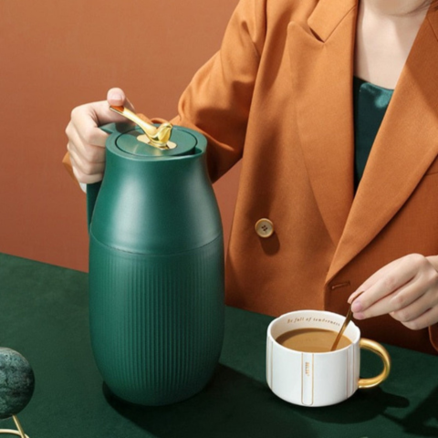 Carafe Thermique Moderne — Style Raffiné Et Fonction Pratique