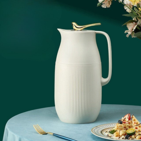 Carafe Thermique Moderne — Style Raffiné Et Fonction Pratique