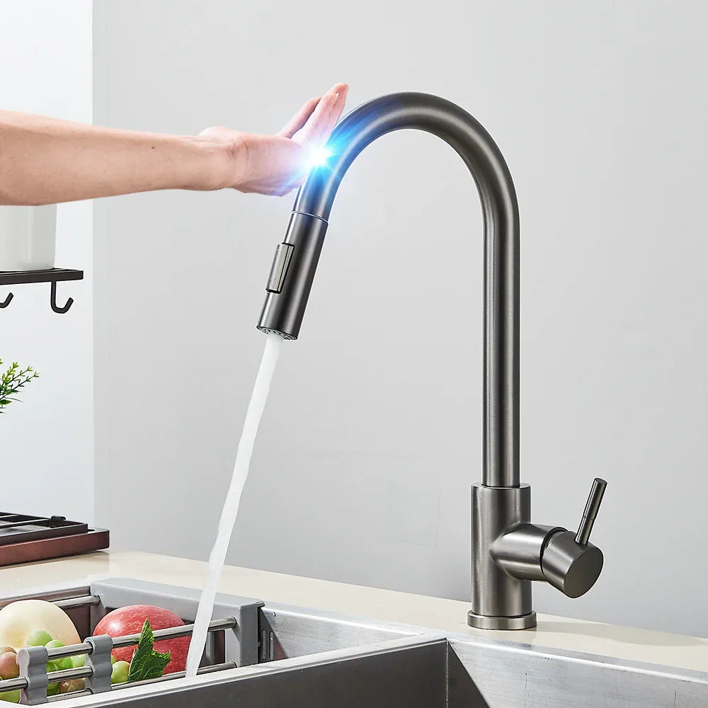 Intelligente Küchenarmatur – Sensortaste und flexible Brause 