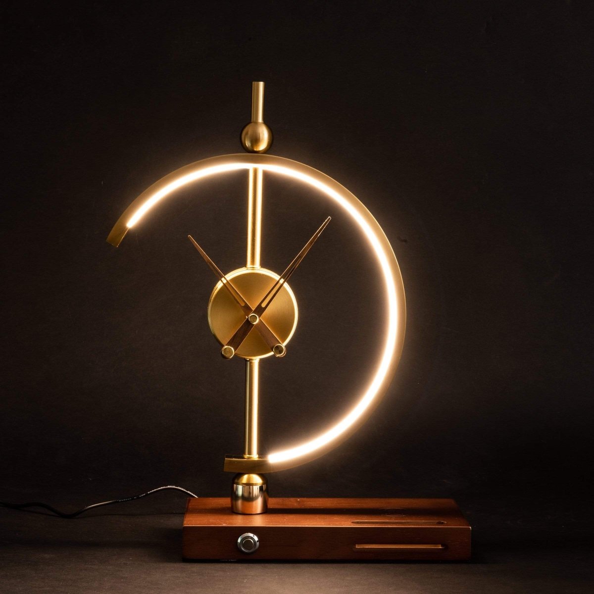 Lampada da Tavolo con Orologio e Caricatore Senza Fili – Design Moderno e Pratico 