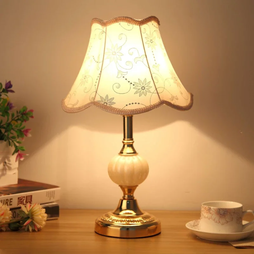 Dekoratívna stolná lampa – vintage štýl a nadčasová elegancia 