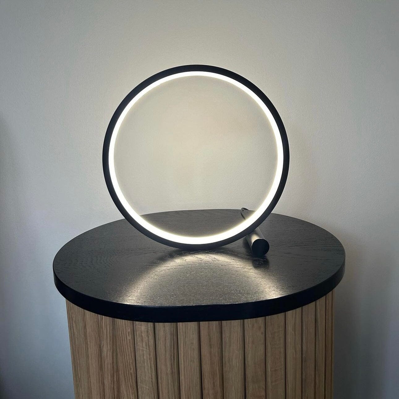 Kulatá stolní lampa s dotykovým senzorem – modernita a pohodlí 