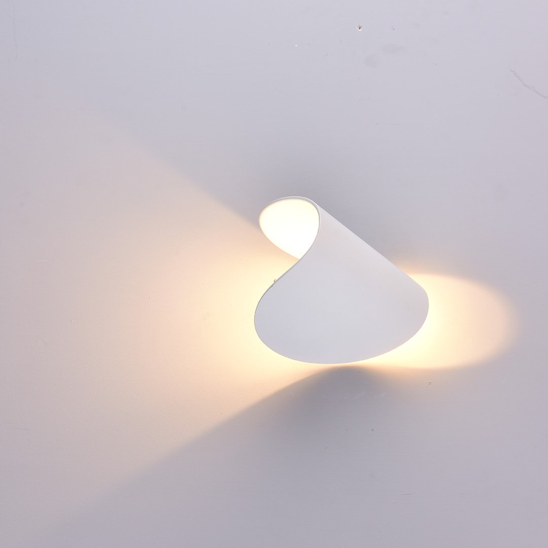 Modern Wall Sconce – Elegance and Refinement 