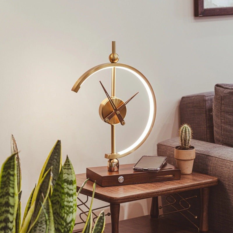 Lampada da Tavolo con Orologio e Caricatore Senza Fili – Design Moderno e Pratico 