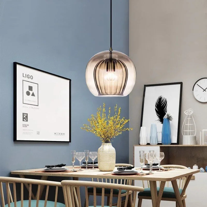 Modern sfärlampa i glas - mjukt ljus och raffinerad stil